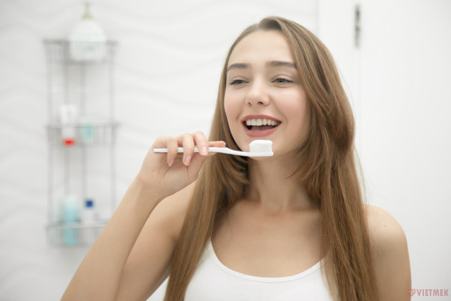 Đánh răng hai lần mỗi ngày bằng bàn chải lông mềm và kem đánh răng có chứa fluoride.