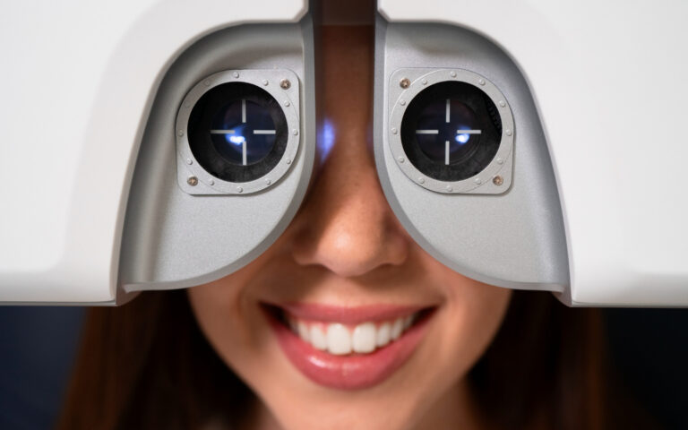 Các phương pháp phẫu thuật khúc xạ sử dụng laser (LASIK, SMILE,...) hoặc các kỹ thuật khác để thay đổi hình dạng giác mạc, điều chỉnh cách ánh sáng đi vào mắt.