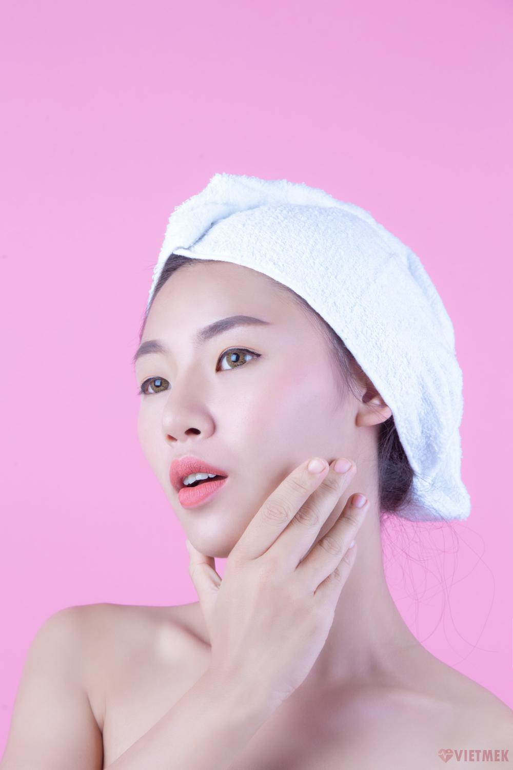 Collagen là thành phần chính của da, chiếm tới 70% cấu trúc. Nó giúp da căng mịn, đàn hồi và giảm nếp nhăn.