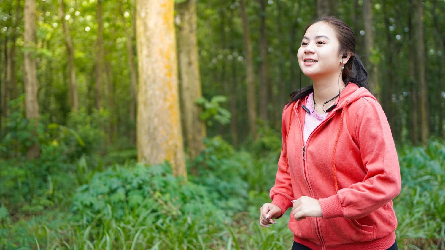 Đi bộ là một hoạt động nhẹ nhàng giúp kích thích hoạt động của đại tràng và cải thiện sự lưu thông máu.