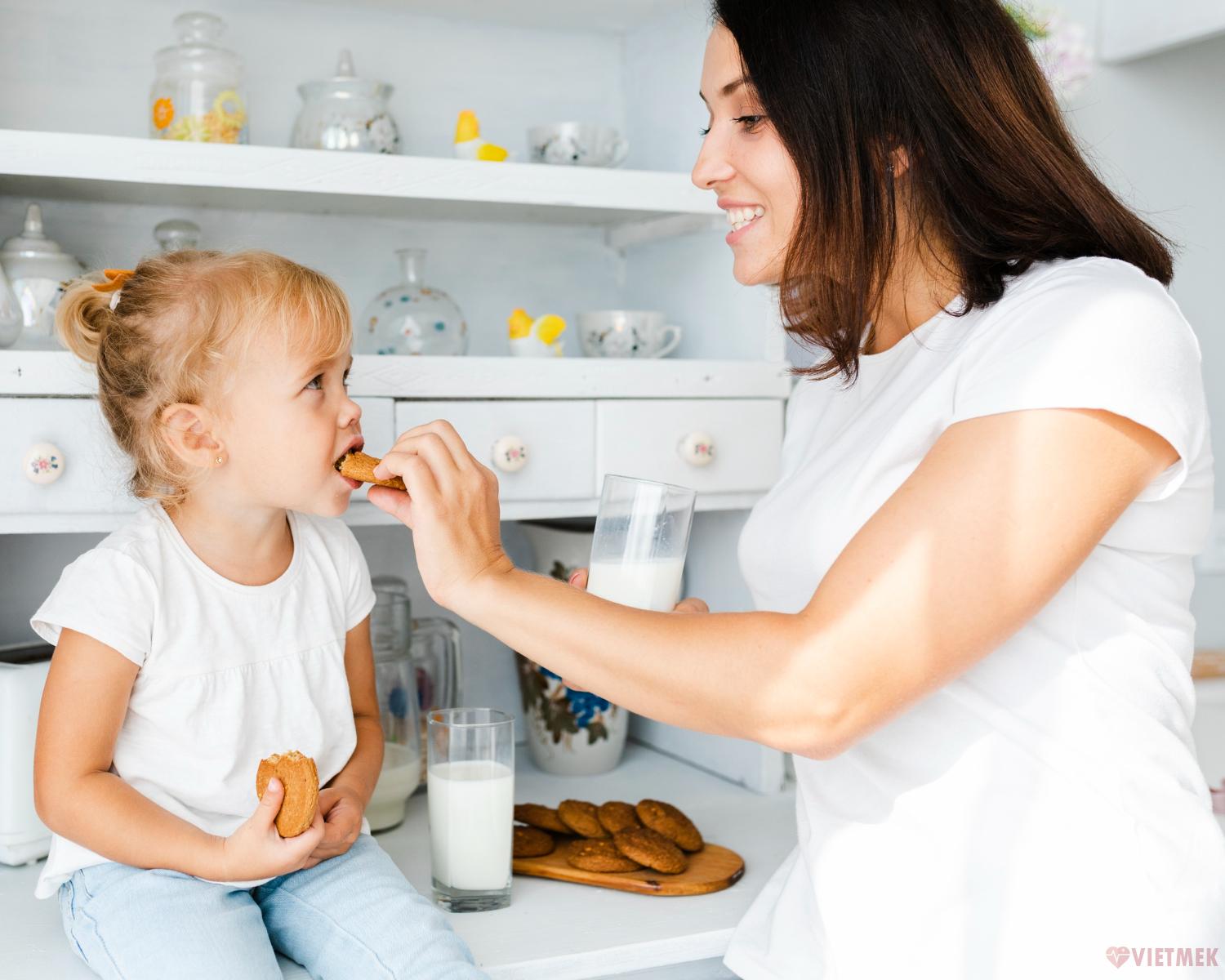 Nếu bé thích uống sữa ở nhiệt độ phòng và cha mẹ muốn có loại sữa có thể bảo quản được lâu hơn, thì sữa tươi tiệt trùng là lựa chọn phù hợp.