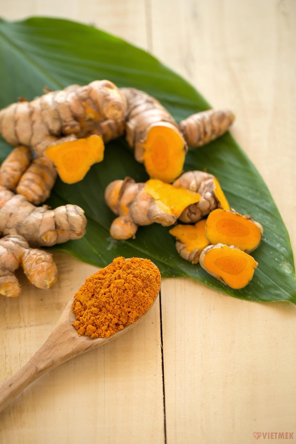 Tinh chất curcumin trong nghệ có khả năng chống viêm mạnh, giúp giảm đau thần kinh tọa.