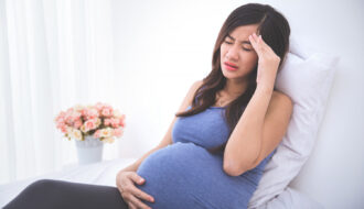 Khi thai ngừng phát triển, một số dấu hiệu chung có thể xuất hiện như đau ngực, đau bụng, chán ăn.