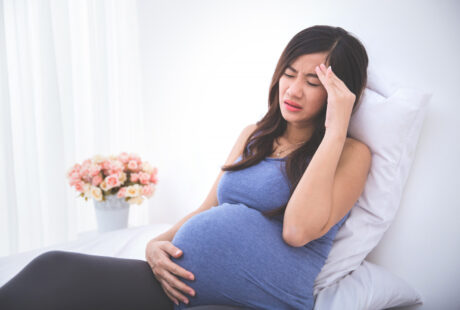 Khi thai ngừng phát triển, một số dấu hiệu chung có thể xuất hiện như đau ngực, đau bụng, chán ăn.